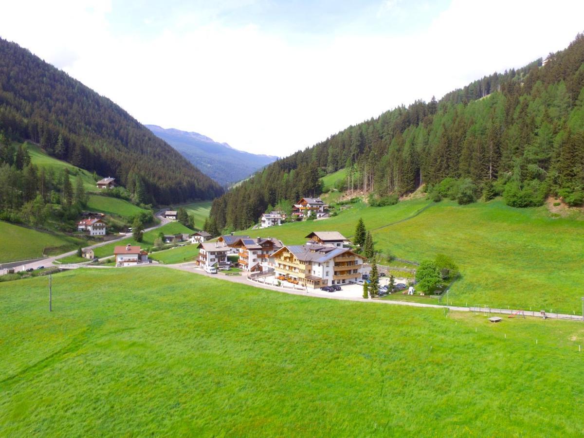 Almhotel Bergerhof Sarentino Exterior photo
